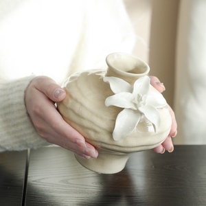 Ensemble de vases en céramique 3D Flolenco, élégants et faits <span class=keywords><strong>à</strong></span> la main, design floral émaillé blanc, <span class=keywords><strong>vase</strong></span> artisanal exquis pour la décoration de centre de table de mariage - Product Image 3