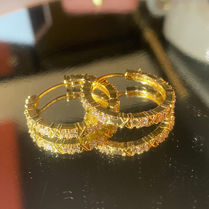 Orecchini a cerchio a forma di X per donna, con accenti scintillanti, eleganti gioielli alla moda per le orecchie - Product Image 2