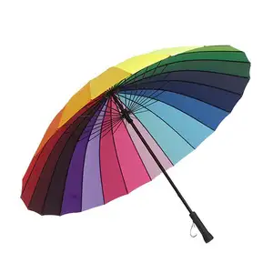 À la mode 30 "pouces 24 nervures en fibre de verre poignée de revêtement en caoutchouc arcs-en-ciel couleur bâton parapluies manuels droits pour dame