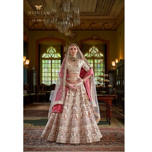 Vente flash : Lehenga Choli de mariée style Sabyasachi en soie premium avec broderies de créateur, disponible à la vente. - Product Image 1