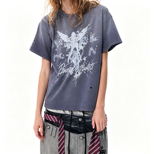 T-shirt Boxy da Uomo Grigio Sbiadito Effetto Acido con Grafica Angelo in Strass Termoadesivi, Dettagli Strappati, Oversize, Stile Hip Hop Streetwear - Product Image 3