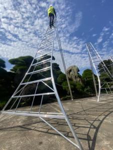 سلم قابل للطي ثلاثي من الألومنيوم على الطراز الصناعي الحديث ، أداة بستان تلسكوبية لتقطف الفاكهة المعدنية المعزولة للمنزل في الهواء الطلق - Product Image 5