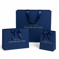 Ensemble de sacs de shopping de luxe bleu cobalt personnalisés avec nœuds en ruban de satin et impression dorée, vente en gros directe usine pour les magasins de détail et les cadeaux