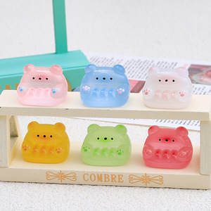 Vente en gros : Canapé Ours Lumineux, Breloques en Résine Kawaii, Artisanat en Résine, Porte-clés en Résine Transparente 3D, Décorations pour Bureau et Maison - Product Image 4