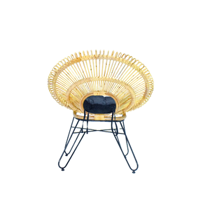 Les chaises Oslo allient l'élégance moderne du milieu du siècle avec un style tropical, fabriquées avec expertise en rotin naturel et en fer robuste, idéales. - Product Image 1