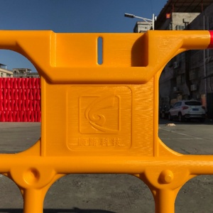 Barrières de circulation réfléchissantes prismatiques haute intensité HOPE/PVC avec protection IP65, barricades piétonnières pour aéroports et hôtels - Product Image 4