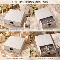 Boîte cadeau rigide personnalisée blanche à motif floral en relief avec couvercle et base pour invitations de mariage, souvenirs de mariée et papeterie de boutique