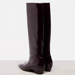 Botas de tacón bajo de cuña estilo vaquero con punta, de ajuste ancho hasta la rodilla para mujer, de nuevo diseño y color liso. - Product Image 3