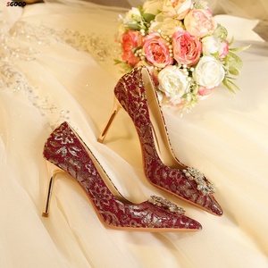 Escarpins élégants Moncheer pour femme en cuir PU marron à motif floral, talon aiguille confortable de 3 cm, bout pointu, boucle dorée, pour le bureau et les occasions habillées - Product Image 1