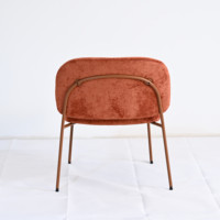 Fauteuil de salon moderne et élégant en velours orange avec structure métallique, idéal pour le café ou la maison