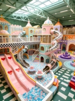 Aire de jeux intérieure géante sur le thème du château pastel rêveur Hanlin HL-06-16 avec toboggan tubulaire, trampoline et piscine à balles (certifiée CE) pour 200 enfants