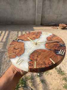 Horloge murale élégante en résine et en bois avec des détails faits à la main, une finition durable et un design artistique contemporain - Product Image 3