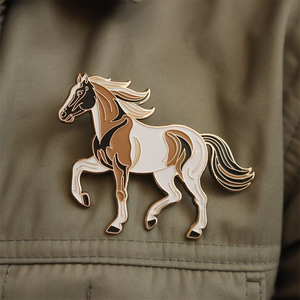 Épingle de revers de cheval Bronco en métal émaillé souple personnalisé de conception libre du fabricant décoration de vêtements - Product Image 4