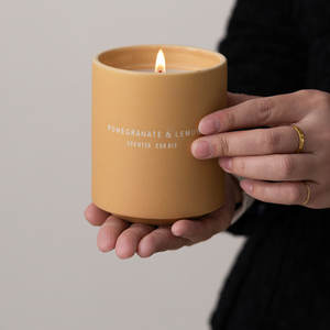 Vela Aromática de Lujo ODIS, Color Oro Rosa, 60% Sándalo y Cera de Soja de Pera, Vela Perfumada al por Mayor de 10 oz para Revender - Product Image 2