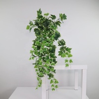 Vente en gros de fausses lianes de lierre variées, feuillage multicolore avec texture naturelle marbrée pour la décoration commerciale