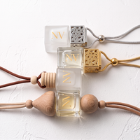 Bouteille diffuseur de parfum pour voiture en verre dépoli carré vide de 8 ml, personnalisée en usine, avec bouchon en bois, désodorisant suspendu, vente en gros