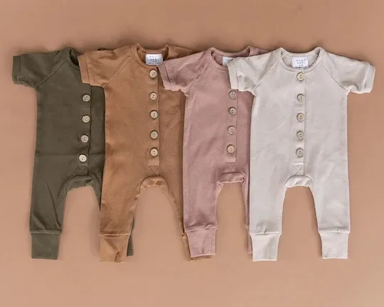 fashion 100% organic cotton ribbed solid color baby bodysuit with wooden buttons