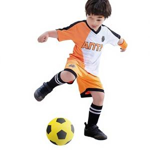 ของเล่นฝึกซ้อมฟุตบอลในร่มแบบนุ่ม OEM ผลิตตามสั่ง ทำจากไม้และ TPE เสียงเบา เหมาะสำหรับใช้ในบ้าน สำหรับเยาวชน - Product Image 1