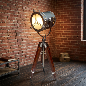 Lámpara de pie trípode industrial vintage con cabezal de reflector metálico y patas de madera, estilo clásico, iluminación decorativa para el hogar - Product Image 4