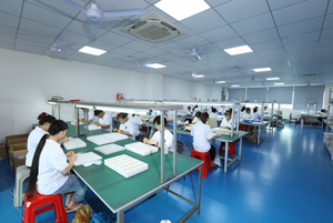 กำไลข้อมือดีไซน์เนอร์สแตนเลสชุบทองคำขาวกันน้ำ รุ่นใหม่ สีทอง - Product Image 6