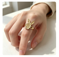 Bague personnalisée tendance en acier inoxydable plaqué or 18 carats avec serti clos, motif dessin animé mignon, cadeau de mariage de créateur
