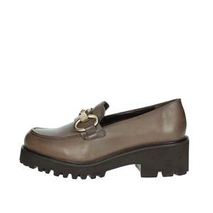 Mocassins pour femmes en cuir taupe à semelle épaisse, style slip-on - Product Image 1