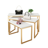 Ensemble de tables d'appoint gigognes et présentoirs à vêtements dorés pour aménagement de boutique