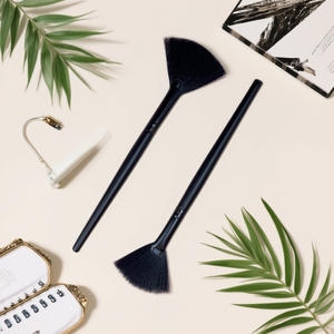 Brocha <span class=keywords><strong>de</strong></span> <span class=keywords><strong>Maquillaje</strong></span> Profesional en Forma <span class=keywords><strong>de</strong></span> Abanico Curvo Pequeño, Color Negro, con Fibra Artificial y Mango <span class=keywords><strong>de</strong></span> Madera - Product Image 2