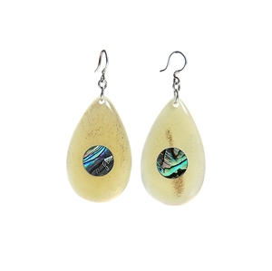 Boucles d'oreilles en corne de buffle artisanale Minh Giang, bijoux écologiques faits à la main, élégantes boucles d'oreilles pendantes en corne naturelle pour femmes - Product Image 3