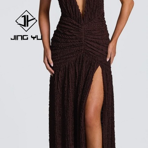 Vestido Maxi Elegante Personalizado para Mujer, Cuello Halter Profundo en V, Plisado, Tela Texturizada de Alta Calidad, Vestido Maxi para Fiesta - Product Image 5