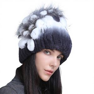 Chapeau d'hiver pour femme en vraie <span class=keywords><strong>fourrure</strong></span> de lapin Rex, design floral latéral tendance, ultra doux et chaud pour les activités extérieures par temps extrêmement froid - Product Image 2