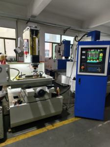 Machine de découpe par électroérosion ZNC650 de haute qualité et haute précision 380V pour le découpage de matrices, machine <span class=keywords><strong>à</strong></span> étincelage EDM ZNC - Product Image 3