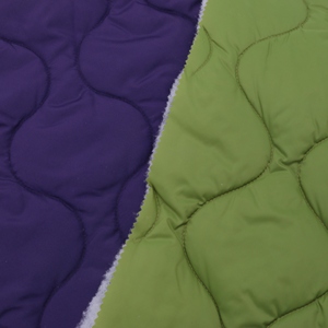Vente en gros d'usine 100% polyester pongé 300T <span class=keywords><strong>Tissu</strong></span> <span class=keywords><strong>matelassé</strong></span> <span class=keywords><strong>double</strong></span> <span class=keywords><strong>face</strong></span> résistant à l'eau <span class=keywords><strong>pour</strong></span> doublure de vestes Filles - Product Image 3