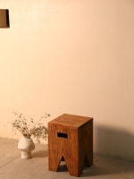 Tabouret en bois artisanal éco-responsable au design minimaliste, finition douce au toucher et naturelle, idéal pour chambre, entrée, hôtel et espaces intérieurs modernes