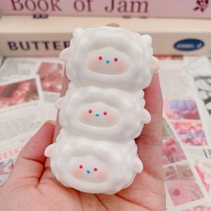 Juguete de Conejo Blanco Blandito y Esponjoso de Goma de Rebote Lento, Hecho a Mano, para Aliviar el Estrés en Niñas - Product Image 3
