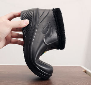 รองเท้าบูทกันน้ำสำหรับฤดูหนาว น้ำหนักเบาพิเศษ รองเท้าบูทหุ้มข้อสำหรับหิมะ พื้นรองเท้าหนา EVA บุขนกำมะหยี่ รองเท้าบูทกันฝน รองเท้าสำหรับใส่ในสวน - Product Image 6