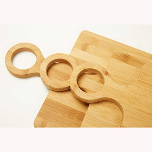 เขียงไม้ไผ่ทรงสี่เหลี่ยมผืนผ้า 285x235x12 มม. พร้อมหูจับ สำหรับใช้ในครัว - Product Image 1