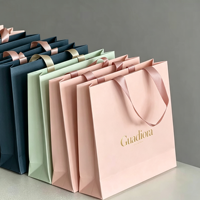 Sac d'emballage en carton blanc, grande quantité disponible, design de logo personnalisable, aspect luxueux léger avec excellente résistance au poids