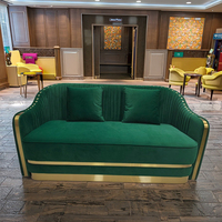 Sofá Seccional de tela verde con decoración de metal dorado tapizado para hotel, muebles de casa de huéspedes para Villa, sala de estar, apartamento