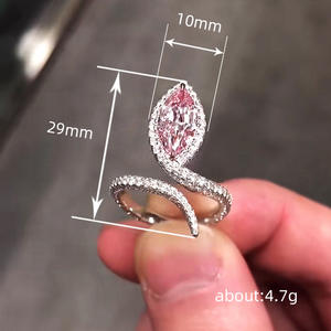 Anello di fidanzamento da donna Q921 con diamante rosa taglio marquise e accenti di diamanti bianchi, diamanti naturali colore D - Product Image 4