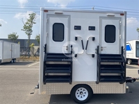 Toilettes mobiles portables en acier sur châssis, personnalisées, avec certification CE, design français, écologiques