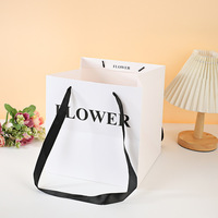 Sac fourre-tout rectangulaire floral style influenceur avec poignée en corde de coton et fermeture à bouton, sac cadeau bouquet en carton blanc pour la Saint-Valentin