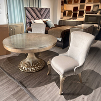 Chaise de salle à manger de luxe européenne, siège en bois massif sculpté, détails ornés, revêtement en velours, style design moderne, meubles pour la maison