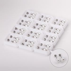 ต่างหูมุกทรงกลมสีขาวโทนสีทองเรียบง่ายสวมใส่ได้ทุกวันสำหรับทุกเพศ - Product Image 3