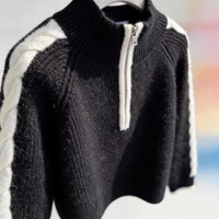 Pull court ample pour femme, col montant demi-zip, en tricot épais, avec détails contrastants noir et blanc sur les manches latérales à motif torsadé et manches raglan