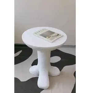 छोटी सी मेज के बगल में आलसी सोफे डिजाइनर सफेद कॉफी टेबल