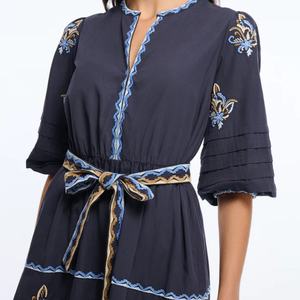 Robes d'été en gros pour femmes, robes décontractées amples et modestes, robes pour femmes à col en V, 100% coton, broderie florale, mini robe - Product Image 3