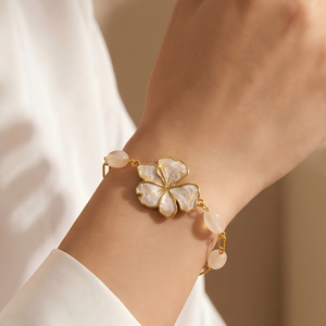 Bracciale in Acciaio Inossidabile <span class=keywords><strong>con</strong></span> Fiore e Perla Ovale, Placcato Oro 18K PVD, Chiusura a Moschettone, Anti-Appannamento, Gioielli Floreali Stile Cottagecore - Product Image 1