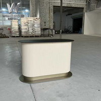 Comptoir de réception commercial haut de gamme, blanc crème cannelé, base en métal doré pour hall d'hôtel, salon, restaurant