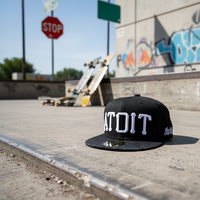 Topi Snapback Pria Klasik 6-Panel Wol Akrilik OEM Performa Tinggi Model Flat Bill Bordir 3D Puff Huruf Empat Kustom